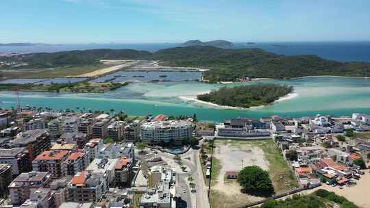 巴西里约热内卢湖区沿海城市的和平景观。