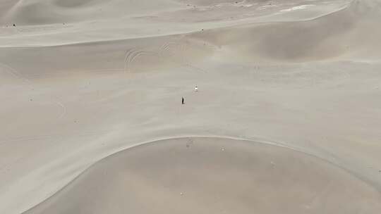 塔克拉玛干沙漠中行人视频素材模板下载