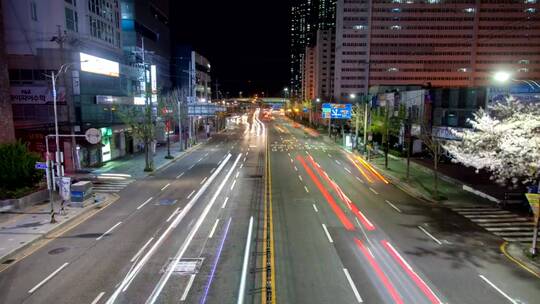 夜间交通繁忙的道路