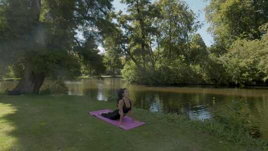 户外公园瑜伽锻炼4K视频