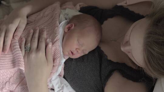 新生儿和母亲在睡觉视频素材模板下载