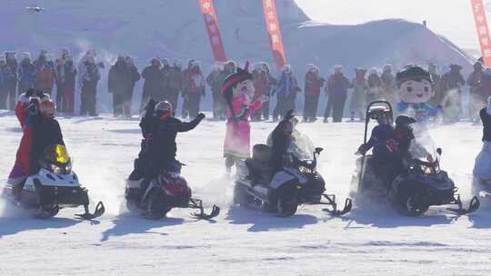 第二十届冰雪那达慕开幕式上雪地摩托表演