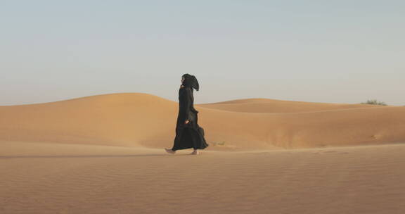 赤脚走在沙漠中的女人