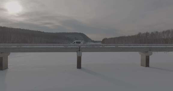 冬季雪原房车自驾航拍