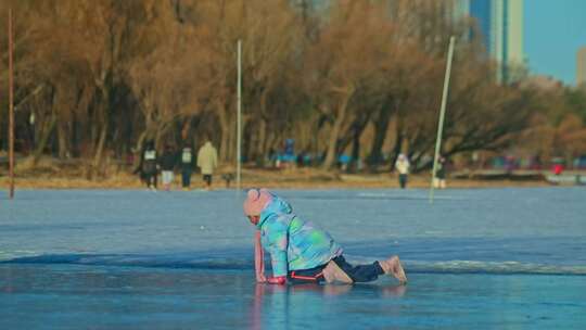 小女孩冰上玩耍开心幸福 冰雪湖面 冬天乐趣