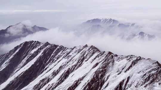 青海拉脊山雪山云雾航拍