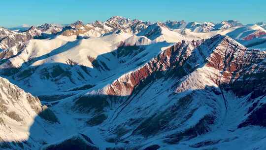 航拍雪山日照金山