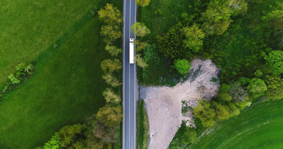 卡车在道路上行驶