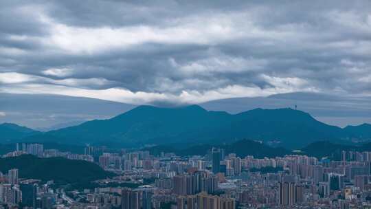 深圳上空出现糙面云极端天气景观