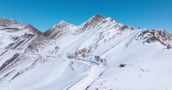 蓝天下的冬季夹金山红军长征翻越的雪山