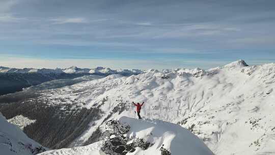 户外探险者登顶雪峰