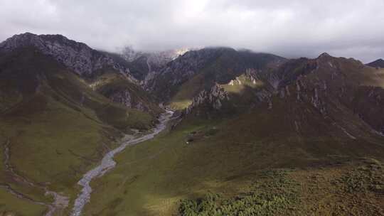 青海互助龙王山山峰河流高山航拍视频