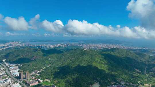 青山环绕的城市全景鸟瞰汕尾航拍延时