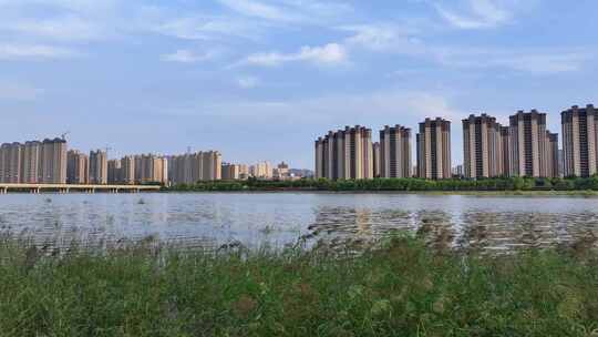 城市天际线楼房居住生态环境河流天空