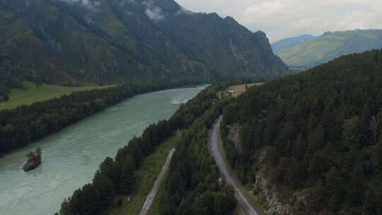 卡通河和白天山上道路上的交通车辆