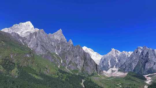 航拍贡嘎山区南门关沟爱德嘉峰雪山群峰风光