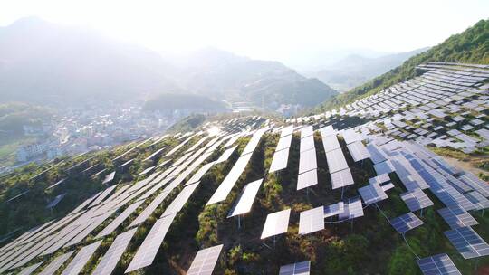 航拍山上光伏太阳能电池板