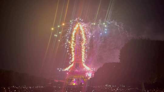 法国巴黎埃菲尔铁塔巴士底日烟花庆祝活动