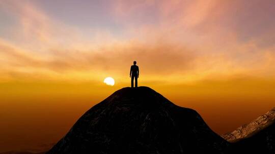 山顶上的一个人在看日落