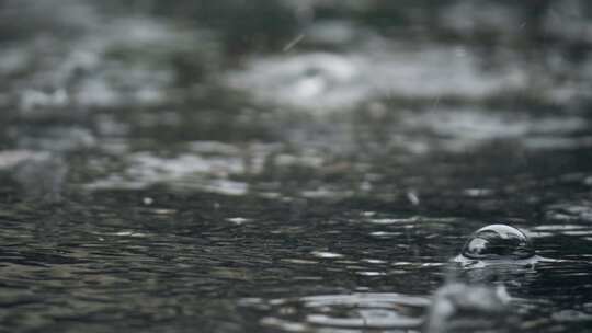 下雨天的天桥，雨滴，雨天行人视频素材模板下载