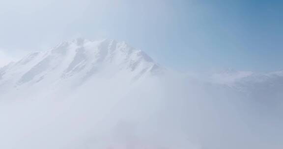 无人机穿越云雾见雪山夹金山