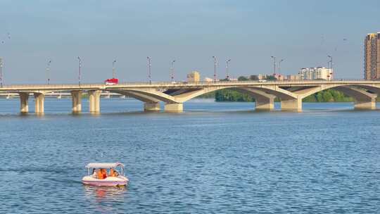 午后城市河流游船桥梁车流1