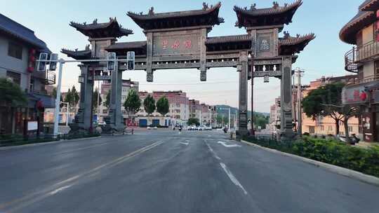 中式牌坊街道景象
