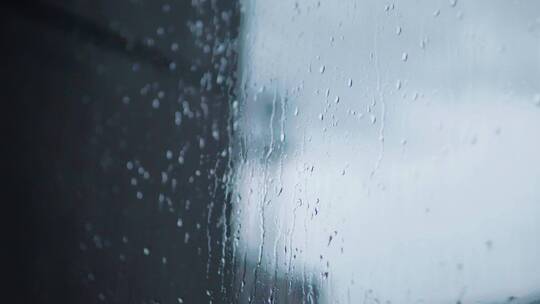 雨天雨滴拍打窗户素材