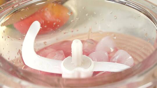 冰块果汁用搅拌机制作沙冰