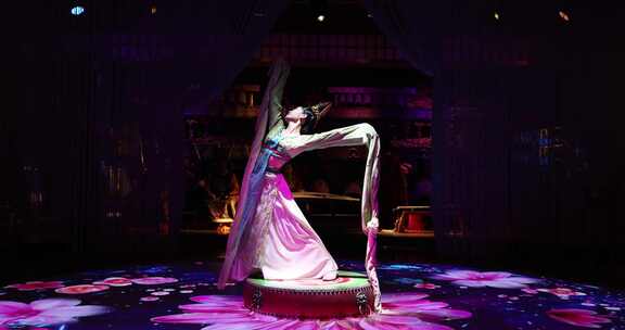 古风女子舞台舞蹈表演