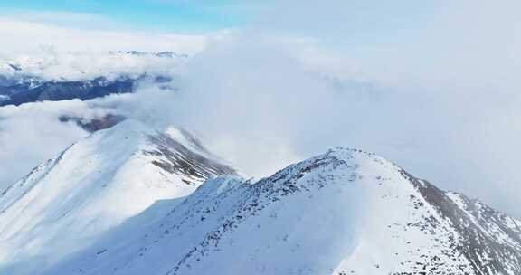 云雾弥漫的夹金山雪山航拍风景