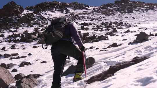 男子登雪山