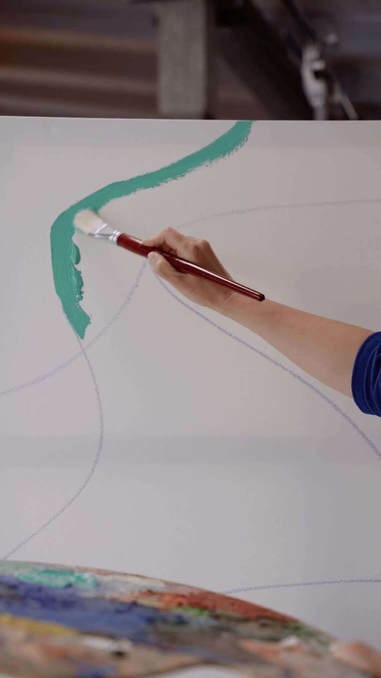 一个人拿着调色板在画布上画画