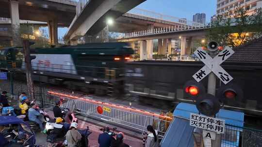 南京宁芜铁路小行道口人群等待火车通过视频素材模板下载