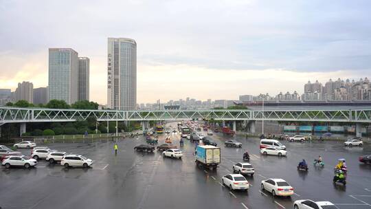 雨后清晨的城市道路交通