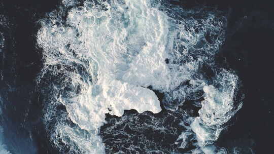史诗南极洲海洋水冲浪波鸟瞰图