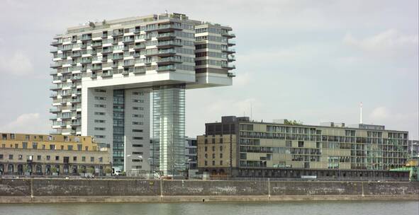 河畔的高层建筑