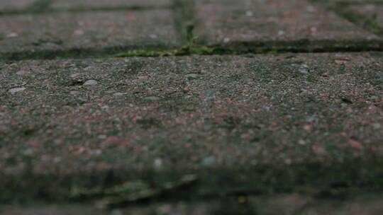 雨滴打在石头砖地板上