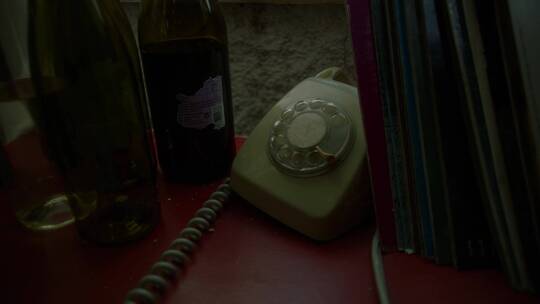 桌子上的电话和酒瓶子