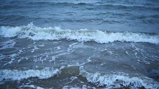 傍晚海边大海波浪