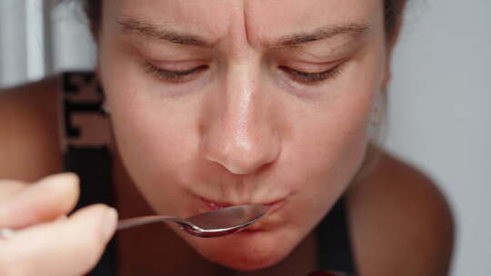 一个年轻女人吃红色樱桃果冻，慢动作，特写视频素材模板下载