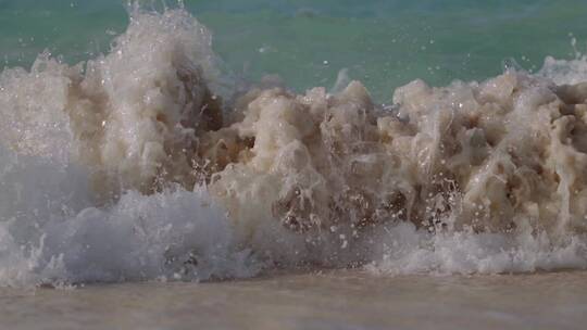 海浪在冲击海滩
