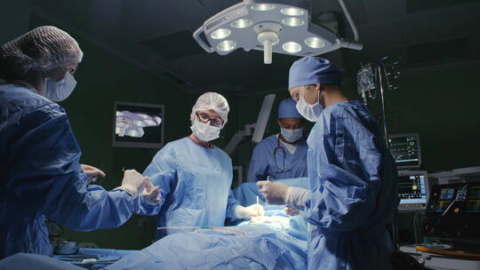 外科小组为病人进行手术视频素材模板下载