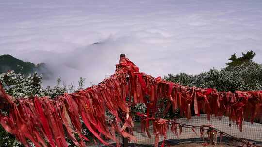 西岳华山山顶祈福丝带与云海天空