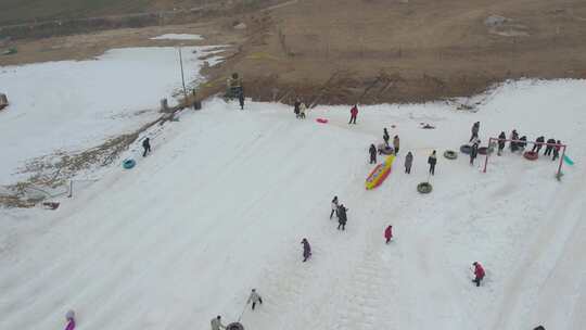 户外滑雪场中人们玩雪的热闹场景