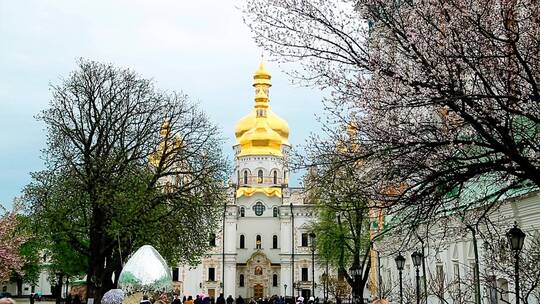 春天时节的乌克兰修道院