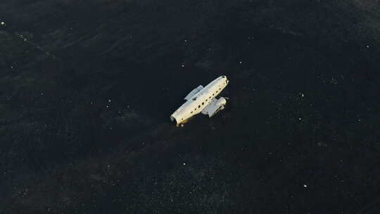 沙中飞机残骸上空的无人机视频素材模板下载