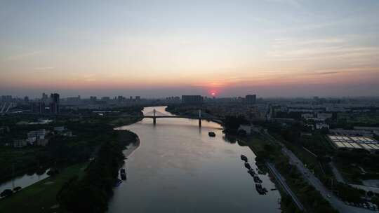 夕阳余晖中的河流航拍