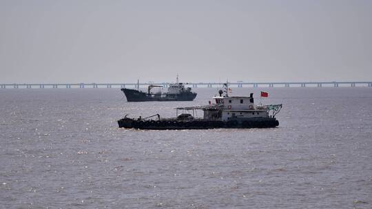 杭州湾海边城市岛屿礁石海浪