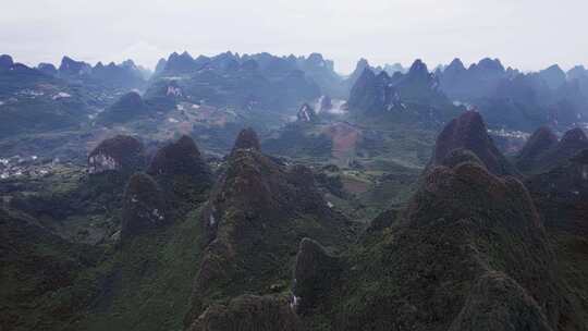 桂林山水烟雨漓江兴坪古镇航拍风光4K